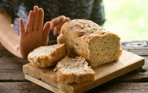 El tratamiento de la enfermedad celíaca se basa en la realización de una dieta exenta de gluten para toda la vida.