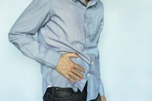 La apendicitis provoca dolor en el abdomen bajo derecho, a nivel del cuadrante inferior del mismo. Sin embargo, en la mayoría de las personas, el dolor comienza alrededor del ombligo y luego se desplaza.