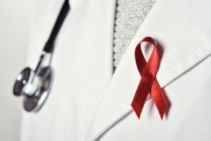 El VIH se produce por un virus. Puede transmitirse por el contacto con fluidos corporales como la sangre, el semen, así como el fluido vaginal y la leche materna.