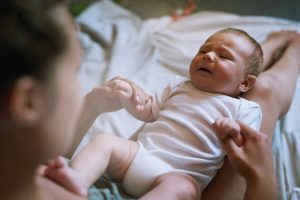Entre los factores que pueden aumentar el riesgo de que el bebé padezca el cólico lactante están: la edad, ya que aparece las primeras semanas de vida y desaparece a los 4 meses aproximadamente.