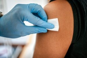 El precio de la vacuna contra la fiebre amarilla varía entre los 20 € y lo 40 €, en función de la clínica si cobran solo la vacuna o también la consulta.