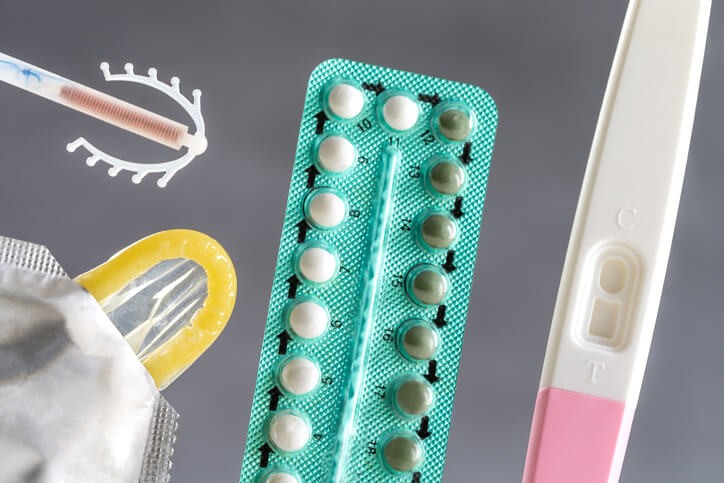Los métodos de barrera consisten en establecer una barrera entre el óvulo y los espermatozoides. De todos ellos, el preservativo masculino es el más popular.