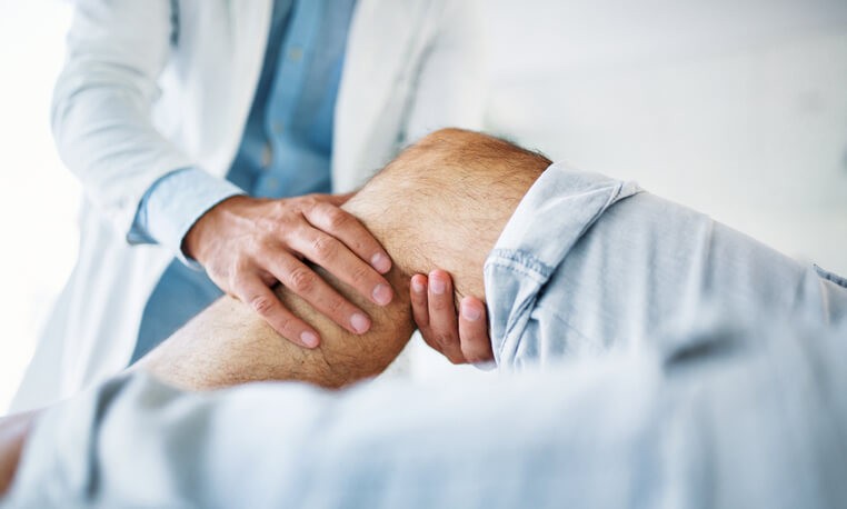 En gran parte de las osteocondritis el tratamiento de elección es el reposo de la articulación afecta con inmovilización si es preciso.