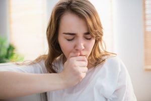 La tos puede aparecer del todo aislada o como un síntoma más junto a otros. La vida del niño sano está repleta de episodios de tos, sobre todo cuando van a la guardería o comienzan la escolarización.