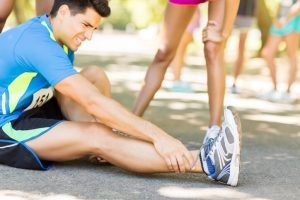 Los ligamentos deben ofrecer estabilidad, pero a su vez un cierto grado de flexibilidad para permitir adaptarse a los movimientos sin una extrema rigidez articular. En ocasiones esta flexibilidad no es suficiente y es cuando puede lesionarse, sufriendo un esguince.