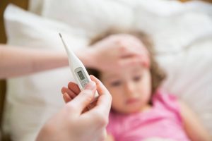 En caso de bebés menores de tres meses consultaremos de inmediato si tienen fiebre. Los bebés al igual que los ancianos suelen tener alteraciones a nivel del centro regulador de la temperatura corporal.