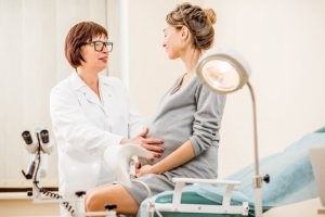 Durante todo el embarazo, con una periodicidad más o menos mensual, se realizan visitas en la que supervisamos la evolución del embarazo, incremento de peso, tensión arterial, crecimiento fetal o movimientos fetales, entre otros.