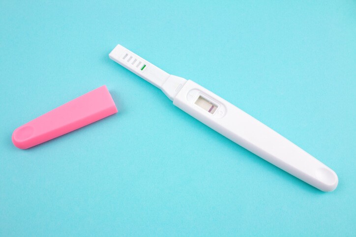 Los tests de embarazo miden la hormona de embarazo. Son bastante sensibles, pero aun así, y como hemos visto, sólo podrán detectar algo a partir de, como mínimo, 10 días después de la fecundación.