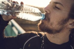 Cuando se padece una deshidratación se debe beber agua a sorbos o chupar cubitos de hielo.