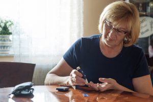 La diabetes mellitus es una enfermedad metabólica en la que los niveles de azúcar (o glucosa) en la sangre están aumentados.