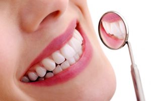 La encía forma parte del llamado periodonto o conjunto de tejidos que proporcionan el sostén necesario a los dientes para que puedan llevar a cabo sus diferentes funciones.