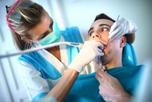 Definimos endodoncia como un tratamiento realizado en el interior de las raíces del diente, donde está ubicado el nervio o pulpa dental.