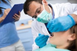 El flemón dental o también llamado absceso bucal, es una acumulacion de pus, en la encía, por una infección bacteriana.