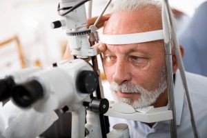 El glaucoma no tiene un tratamiento curativo definitivo. Se puede evitar la evolución natural a la ceguera manteniendo una presión intraocular lo suficientemente baja.
