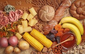 Los hidratos de carbono los podemos encontrar en las legumbres, cereales integrales (de grano completo), frutas y verduras.