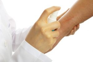 El liquen plano es una enfermedad diagnosticada y tratada por el médico especialista en dermatología.