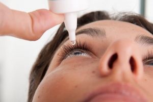 Algunos fármacos de administración sistémica como los antihistamínicos, anticolinérgicos y psicótropos se asocian a un ojo seco, porque reducen la secreción lagrimal