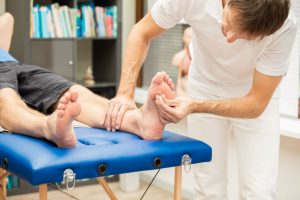 El tratamiento más importante para el pie diabético es la prevención de la formación de úlceras. Cuando estas ya han aparecido, se deben tratar mediante curas locales.