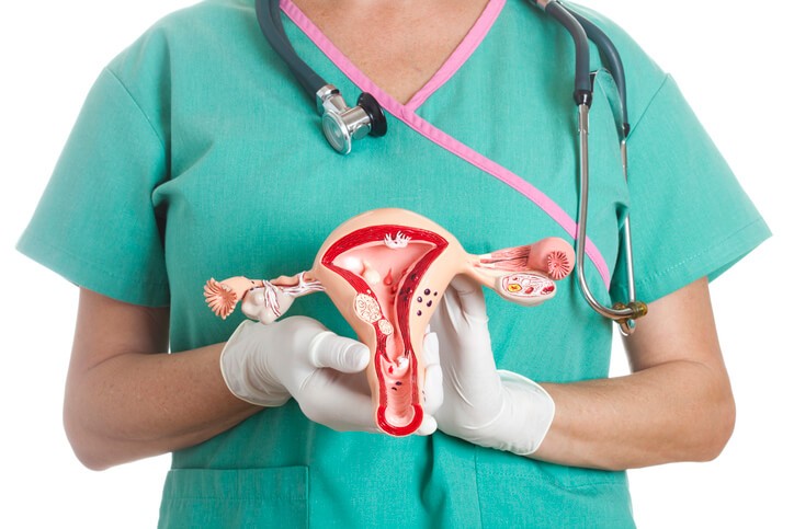 Los factores desencadenantes de los quistes de ovario son las hormonas, tanto los estrógenos como los progestágenos.