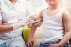 La prevención de esta enfermedad se lleva a cabo mediante la inmunización con la vacuna de la tos ferina; la vacuna DTPa en niños y la Tdap en adolescentes y adultos.