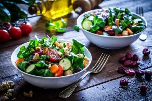 El proceso de cambio de una dieta omnívora a vegana o vegetariana debe ser planificado por un dietista-nutricionista.