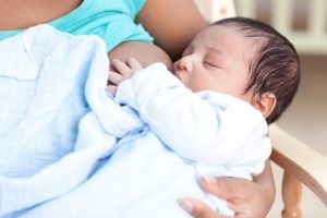 La leche materna es el Gold standard en alimentación infantil en exclusiva durante los seis primeros meses de vida y acompañada con el resto de alimentos, hasta los dos años o más.