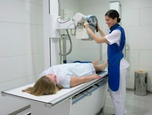 Existen contraindicaciones claras para la radiografía como es el embarazo. Aunque el riesgo se considera bajo para el feto se deben evitar, y optar por otras técnicas como la ecografía.