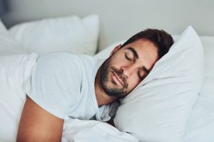 Dentro de las recomendaciones saludables del estilo de vida se incluye el disfrutar de una etapa de sueño satisfactoria.