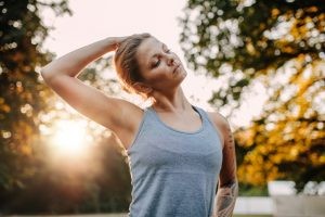 Tratamos la musculatura cervical y dorsal con el fin de reducir la contractura muscular producida por el golpe y así recuperar el movimiento limitado de las cervicales.