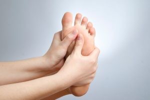 Debemos tener en cuenta que el músculo Sóleo cuando tiene activos sus puntos gatillo, origina un dolor en la planta del pie similar al de la fascitis.