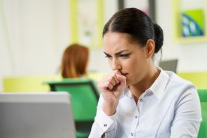 Su función es mantener la garganta y las vías respiratorias libres de obstáculos e irritación.