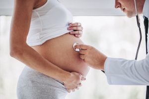 El diagnóstico prenatal tiene como objetivo la búsqueda de enfermedades genéticas que puedan aparecer en el feto, o bien enfermedades maternas que puedan incidir en el mismo.