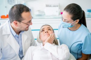 El absceso dental (conocido como flemón) es una colección purulenta originada normalmente en el diente, aunque puede extenderse al tejido periodontal.