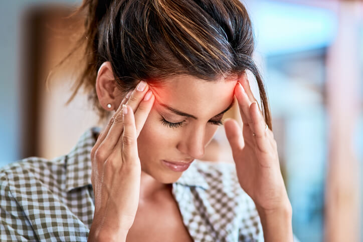 Existen muchos tipos de dolor de cabeza pero se engloban en dos tipos: primarios, producidos como manifestación única sin causa subyacente, o secundarios, debidos a otro trastorno que produce como síntoma dicha cefalea.