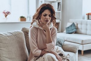 Cuando se inflama la garganta, los tejidos se deslizan entre sí, y esa fricción es lo que produce irritación y dolor.