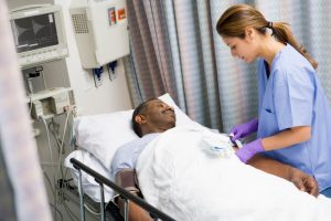 Los procedimientos quirúrgicos se clasifican generalmente por la urgencia con la que deben ser practicadas, el tipo de procedimiento, o la zona del cuerpo implicada, entre otros ejemplos