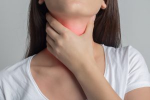 El hipertiroidismo puede aparecer por una inflamación de la glándula (tiroiditis), por déficit de yodo que provoca un aumento de la glándula y de su funcionamiento (bocio multinodular tóxico) y por enfermedades autoinmunes como la enfermedad de Graves-Basedow.