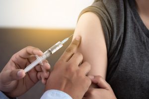La prevención primaria del VPH es la vacuna. Actualmente disponemos en España de tres vacunas para los serotipos que más frecuentemente causan el cáncer de útero y las verrugas genitales.