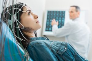 Un encefalograma, un electroencefalograma y las siglas EEG, describen una misma prueba, en la cual mediante una serie de electrodos que se sitúan en el cráneo se va a registrar en un osciloscopio la actividad eléctrica del encéfalo.