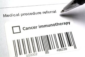La inmunoterapia se realiza porque pueden marcar las células cancerosas para facilitar al sistema inmunitario que las encuentre y las destruya. 