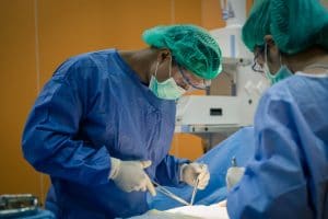 Un trasplante renal es un procedimiento se realiza con anestesia general, para que el paciente no esté consciente durante el procedimiento. El equipo quirúrgico controla la frecuencia cardíaca, la presión arterial y el nivel de oxígeno en sangre a lo largo del procedimiento.
