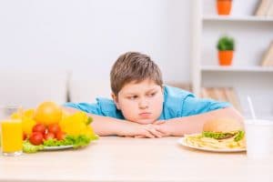 Se considera obesidad infantil cuando el peso se sitúa por encima del 20% del que sería esperable para su edad y altura.