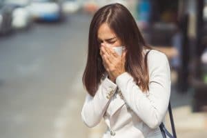 Las gotitas de flugge que se desprenden al estornudar o respirar son las causantes del contagio, es por ello que el contagio de la gripe se puede dar en situaciones epidémicas casi en cualquier lado