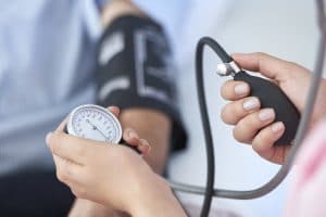 Para realizar el diagnóstico de hipertensión arterial es importante medir dos o tres veces la presión arterial en cada brazo, con separaciones de al menos 30 segundos