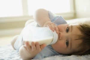 La alimentación complementaria se considera el proceso mediante el cual se le ofrece al lactante alimentos sólidos o líquidos distintos de la leche materna o fórmula infantil.