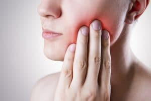 Al existir dolor odontogénico, se debe solicitar la evaluación con el especialista lo más pronto posible para determinar la causa del dolor.