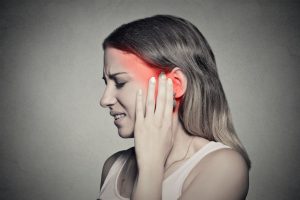 En algunas ocasiones, se confunde el dolor de la articulación temporomandibular con el dolor de oído, esto se debe a que el dolor se refiere en la misma zona.