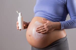 También se producen por el aumento de peso que se produce durante el embarazo.
