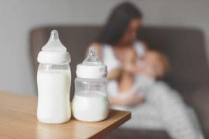 La mejor forma de alimentar a un bebé será siempre con leche materna.