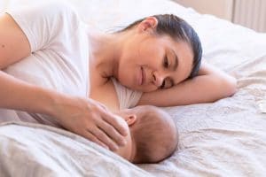 La lactancia materna es la forma de alimentación, en la cual, el principal alimento que ingiere el bebé es la leche producida por la madre o nodriza.